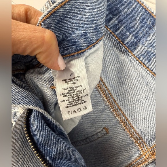 Aeropostale women’s light wash distressed holes, cuffed mom short. Size 6 - Picture 6 of 6